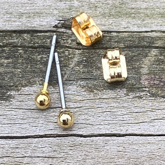 Gold tone stud earrings 3 mm new - Picture 7 of 7